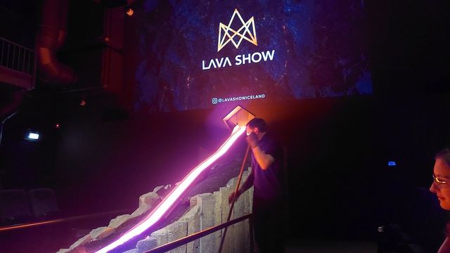 世界で唯一本物の溶岩が流れ出てくるショー、LAVA Show!1000度の高温で流れ出てくる溶岩を間近で見ることができるレアもの